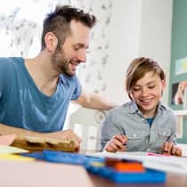 Es muss nicht alles super sein Vater lobt Sohn