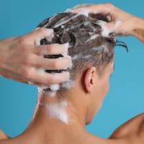 Warum Seife nur an vier Körperstellen nötig ist Mann wäscht seine Haare mit Shampoo. Wir waschen uns nicht nur zu exzessiv, sondern auch falsch, sagt eine, die es wissen muss. Yael Adler (49) plädiert nicht zuletzt dafür, möglichst sparsam mit Hygieneprodukten umzugehen.