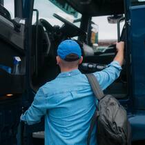 Chauffeur will Chef schonen – und verliert 25’000 Franken LKW-Fahrer von hinten (Symbolbild) - Ein Chauffeur hat monatelang auf seinen Lohn gewartet. Weil er sich mit seinem Chef gut verstand, wollte er ihn nicht betreiben. Das rächt sich: Nach dem Konkurs der Firma lässt ihn auch die Arbeitslosenkasse hängen