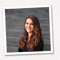 Digitec wirft Laptop einer Kundin weg Collage Beobachter, erstellt am 27. Februar 2026 mit dem Portrait von Jessica Kunz, das dem Beobachter zum Thema "Digitec entsorgt Laptop" zur Verfügung gestellt wurde.