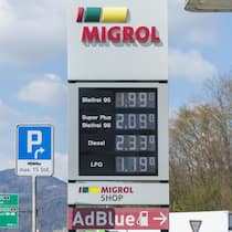 Günstig tanken – mit diesen Tipps sparen Sie Geld Migrol Tankstelle - In der Schweiz weichen die Spritpreise massiv voneinander ab. Wer clever vergleicht und die 5er-Regel kennt, entlastet das Haushaltsbudget beim Autofahren spürbar. Der Beobachter-Fahrplan für Sparfüchse