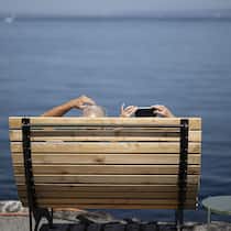 Umbrüche in der Vorsorge – wie Sie sich wappnen Eine Frau macht ein Foto, am Freitag, 18. August 2023, am Bodensee in Rorschach. Die kommenden Tage sollen grossen Teile der Schweiz eine Hitzewelle bringen. (KEYSTONE/Gian Ehrenzeller)