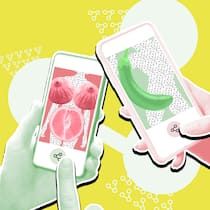 Wenn Intimes zur Waffe wird – Rache-Pornografie ist strafbar Zwei Handys zeigen stilisierte Nacktbilder. Hände am Handy betätigen den Teilen-Button - Was rechtlich bei Rachepornografie in der Schweiz gilt.