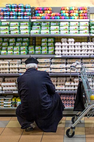 Ein Mann sucht Lebensmittel in der Migros aus.