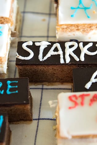 Kuchenstücke mit AHV-Beschriftung