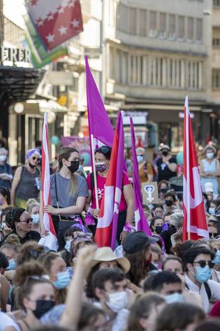 In der Stadt Luzern demonstrieren Frauen am Streiktag fuer Gleichstellung in allen Lebensbereichen anlaesslich des 30. Jahrestages des Frauenstreiktages, am Montag, 14. Juni 2021 in Luzern. (KEYSTONE/Urs Flueeler)
