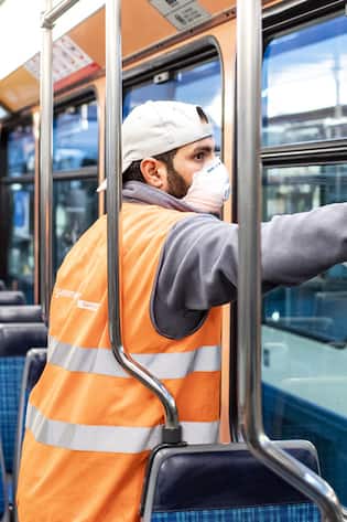 Facility Services desinfizieren ein Zürcher Tram