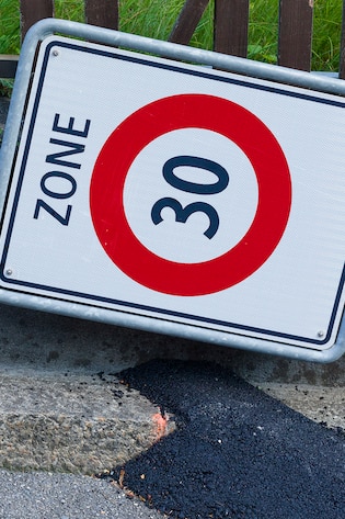 Tempo-30-Tafel am Boden