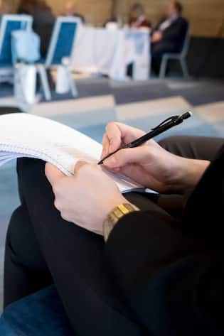 close up of business people taking notes closeup shot of business people hands using pen while taking notes on education training during business seminar at modern conference room ,model released, Symbolfoto Copyright: xZoonar.com/benisxarapovicx 141…