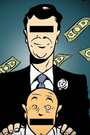 Mann hält Hände auf Schultern von Mann mit Maulkorb