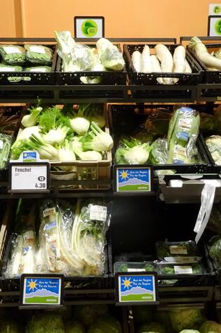 Eine Beobachter-Stichprobe zeigt, dass der Bioaufschlag bei Coop 100 Prozent beträgt, bei Lidl, Aldi und Migros 57 bis 69 Prozent.