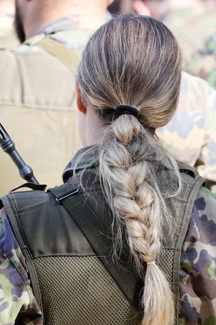 Soldatin der Schweizer Armee anlaesslich der Fahnenuebergabe des Infanteriebataillon 97 auf dem Theaterplatz, aufgenommen am 04.September 2024 in Baden AG. (Keystone/Manuel Geisser)