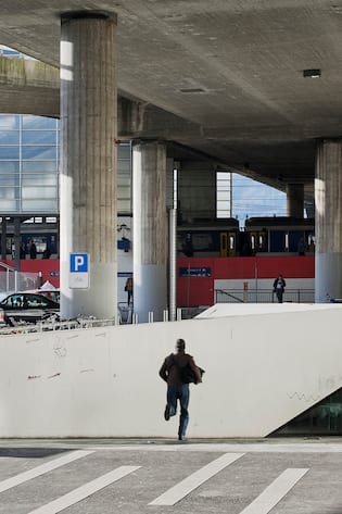 Ein Passagier rennt auf den Zug: Wir Kundinnen und Kunden helfen den SBB bei der digitalen Transformation. Und bekommen dafür Missgunst und Misstrauen.