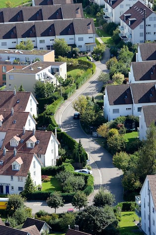 Eine Wohnueberbauung, aufgenommen am Samstag, 2. August 2014, bei Maur im Kanton Zuerich. (KEYSTONE/Steffen Schmidt)