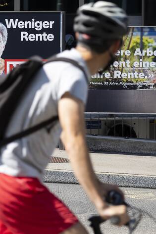 Velofahrer vor Pro- und Kontra-Plakat: BVG-Reform; Abstimmung zur zweiten Säule Die vermurkste Reform Zu unverständlich und zu ungerecht – erneut scheitert eine Reform der beruflichen Vorsorge. Jetzt sind vor allem die Arbeitgeber gefordert. Abstimmung zur zweiten Säule Die vermurkste Reform Zu unverständlich und zu ungerecht – erneut scheitert eine Reform der beruflichen Vorsorge. Jetzt sind vor allem die Arbeitgeber gefordert.