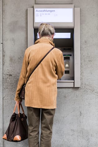 Frau hebt am Automaten Geld ab; Verstoss gegen Treu und Glauben Der Bundesrat will den Kapitalbezug in der 2. und 3. Säule stärker besteuern. Die Diskussion schadet der Altersvorsorge.