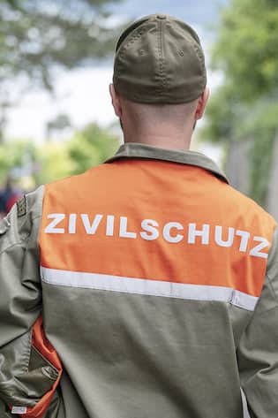 Ein Angehoeriger des Schweizer Zivilschutz geht talwaerts nach einer Veranstaltung, fotografiert am Sonntag, 30. Juni 2024 in Meilen. (KEYSTONE/Christian Beutler)