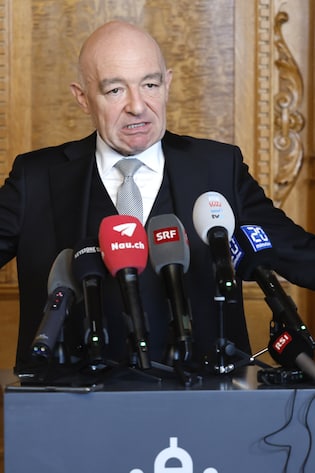 Daniel Jositsch vor einem Rednerpult an der Pressekonferenz