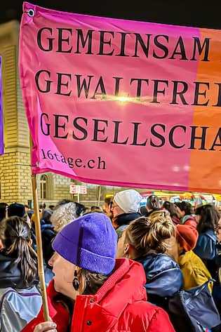 Demo gegen Sparmassnahmen für Frauen Collage zum Thema Vermieter kündigt ohne Eigenbedarf, Beobachter, Dezember 2025. Liegenschaft in der Stadt Zürich mit acht Parteien. Ein Vermieter hat drei Mietparteien mit Begründung auf Eigenbedarf gekündig…