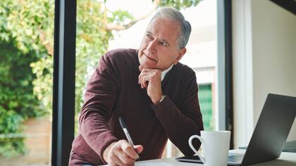 Erbrecht – klare Testamente, faire Erbteilung Ein älterer Herr sitzt an einem Tisch, hinter ihm befindet sich eine grosse Fensterfront, von der aus man in den Garten sieht. In der Schweiz wurde 2023 das Erbrecht revidiert. Das ist nur ein Grund, weshalb man sich überlegen sollte, ein Testament zu erstellen, damit es beim Erbe nicht zu einem Streit kommt.