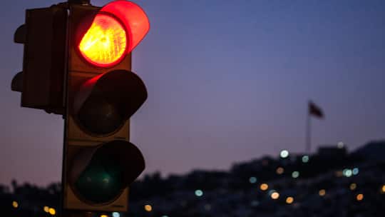 Bei Orange über Kreuzung