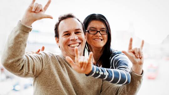 «Ich bin dumm, ich gebärde»