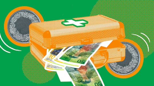 Ein Koffer mit Kreuz darauf und 50er-Banknoten darin vor Münzen und einem grünen Hintergrund - Der Beobachter gibt Tipps, wie Sie Ihre Gesundheitskosten bei der Krankenkasse aufgrund der gestiegenen Prämien senken können.