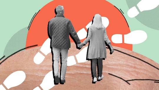 Ein älteres Paar spaziert Hand in Hand auf einen illustrierten Sonnenuntergang am Horizont zu. Wer fürs Alter vorsorgt und selbst bestimmen möchte, was mit einem passiert oder wer zum Finanziellen schauen soll, wenn man selber nicht mehr dazu in der Lage ist, muss dies aktiv tun. 7 Schritte zur Selbstbestimmung