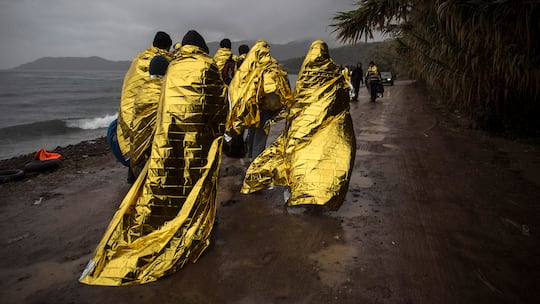Geflüchtete Migranten werden mit Wärmedecken zugedeckt, nachdem sie mit einem Schlauchboot auf der griechischen Insel Lesbos angekommen sind. Die EU verschärft ihre Asylpolitik und schickt Flüchtlinge ohne Bleibechancen in ihr Herkunftsland zurück. Dieser politische Kurs hat auch Auswirkungen auf die Schweiz.