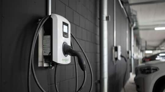 Eine elektrische Ladestation der Firma Energie 360° in der Tiefgarage eines Buerogebäudes auf dem Suurstoffi-Areal
