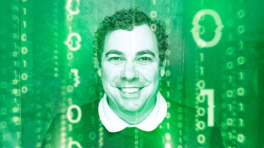 Porträt von Abdelkader Cornelius, der vor einem grünen Hintergrund posiert, auf dem Nullen und Einsen zu sehen sind. Cornelius ist IT-Security-Experte und schätzt für den Beobachter den Hackerangriff auf die  IT-Firma Xplain ein.