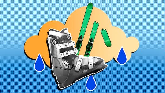 Ein Skischuh und zwei Skier, wovon bei einem die Spitze abgebrochen ist. Worauf können Skifahrerinnen und Skifahrer aus rechtlicher Sicht zählen, wenn sie auf die Piste gehen? 7 Fragen auf 7 Antworten.