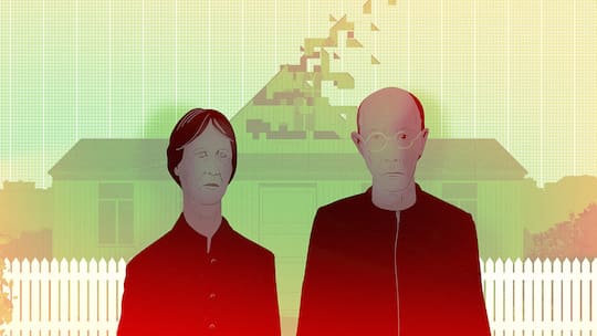 Ein älteres Paar steht vor einem Gartenzaun, hinter dem sich ein Haus befindet, bei dem die Dachziegel sich wie Bildpixel gen Himmel auflösen. Damit das Eigenheim auch im Alter tragbar ist und nicht zur Schuldenfalle wird, sollte man frühzeitig über die laufende Hypothek mit der Hausbank reden