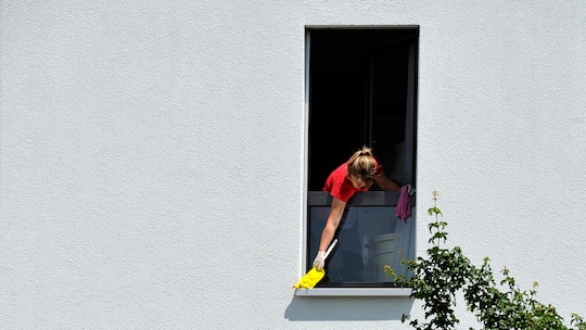 Eine Frau putzt ein Fenster (Symboldbild); In Obwalden haben Hausangestellte weniger Ferien als erlaubt. Der Kanton hinkt damit 40 Jahre hinterher.