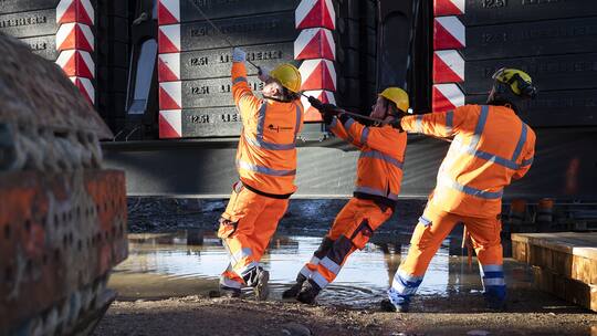 Bauarbeiter bei der Arbeit - Fachkräftemangel: Müssen loyale Mitarbeiter den Fachkräftemangel ausbaden?