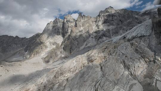 Die Berge überhalb von Bondo mit Blick auf die Abbruchstelle des Bergsturzes.