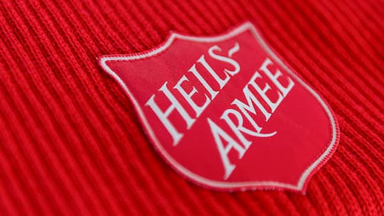 Das Emblem der Heilsarmee auf einem Pullover im Haus der Heilsarmee am Erasmusplatz in Basel am Samstag, 8. November 2014. Im Rahmen der Veranstaltung "Woche der Religionen" oeffnen verschiedene Versammlungsstaetten ihre Tueren fuer das Publikum. (KEYSTONE/Georgios Kefalas)