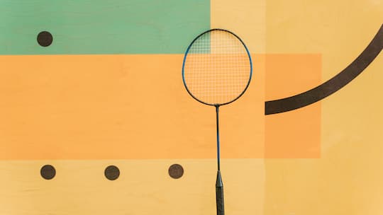 Badmintonschläger auf verschiedenfarbigem Hintergrund. Die Krankenkasse Visana kontaktiert Personen, deren Adressen sie durch Sponsorenverträge mit Sportverbänden wie Swiss Badminton erhält. Mit diesem Kniff umgehen Versicherungen das Kaltakquise-Verbot.