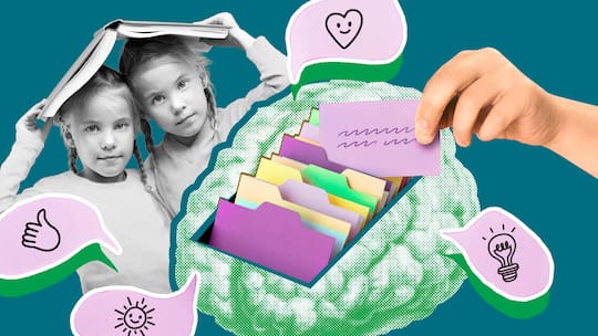 Zwei Schulmädchen halten ein Buch über ihren Köpfen, während in der Mitte eine Karte aus einer Lernkartei gezogen wird. Häufig fehlt Kindern die Motivation zum Lernen und auch für Eltern ist es eine Herausforderung, den Nachwuchs im täglichen Alltagsstress bei den Hausaufgaben zu unterstützen. 6 Tipps des Beobachters, mit welchen Lernstrategien Schularbeiten leichter von der Hand gehen.