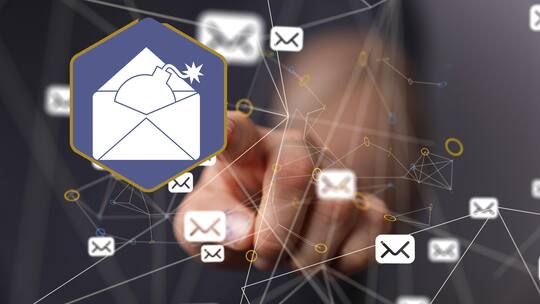 Auf einem virtuellen Bildschirm sind mehrere Mail-Icons, daneben ein grosses mit einem Umschlag und einer Bombe. Online-Betrüger verschicken Bombendrohungen an Firmen, was sich als dreister Bluff herausstellt.