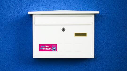 Ein Briefkasten mit einem Kleber auf dem steht "Keine Angst vor Werbung"
