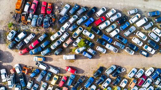 Der Handel mit Gebrauchtwagen in der Schweiz floriert seit der Pandemie, weil die Lieferung von Neuwagen eingeschränkt war. Doch dieser Trend hat auch Betrüger angezogen.