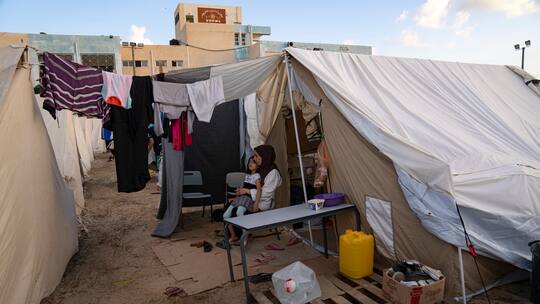 Palästinenser in einem Zeltlager. Israel bekämpft die Hamas im dicht besiedelten Gazastreifen. Ein Gespräch über das humanitäre Völkerrecht – und was die Schweiz damit zu tun hat.