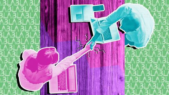 Zwei Personen mit Laptops reichen sich die Hand aus der Vogelperspektive. Wurden Sie im Mitarbeitergespräch gerecht beurteilt?