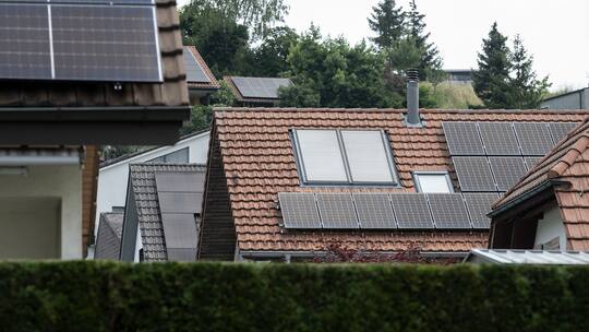 Eine Photovoltaik Anlage auf dem Dach eines Wohnhaus, fotografiert am Mittwoch, 29. Juni 2022 in Uster. (KEYSTONE/Christian Beutler)