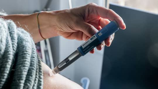 Eine Person benutzt einen Ozempic Pen.