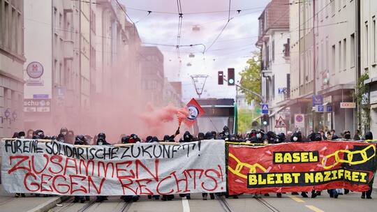 Teilnehmende einer Basel-Nazifrei-Demonstration. Die Demonstrierenden haben trotz Kundgebungsverbot demonstriert.