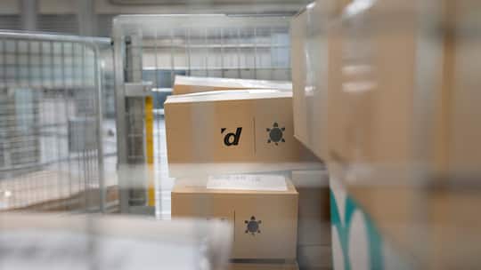 Ein Paket von Digitec Galaxus bei der Post. Greenpeace wirft dem Onlinehändler vor, Retouren in den Müll zu schmeissen.