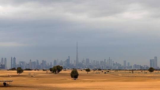 Dunkle Wolken über der Skyline von Dubai. Am 30. November beginnt die UNO-Klimakonferenz in Dubai. Auch die Schweiz nimmt mit einer Delegation teil.