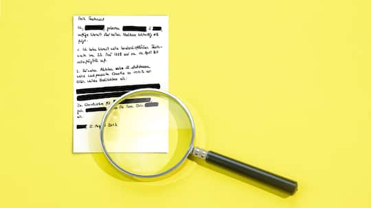 Unter der Lupe zu sehen: Auf dem Testament fehlt die Unterschrift. Die Verstorbene hat ihren Willen im Testament festgehalten – aber ohne Unterschrift. Das bringt eine Erbin um Millionen. Auch ein Gang vor Gericht hilft nicht.